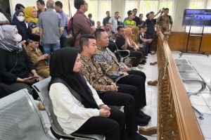 Mantan Pj Wali Kota Pekanbaru, Risnandar Mahiwa bersama dua eks bawahannya, Indra Pomi Nasution dan Novin Karmila menjalani sidang perdana kasus korupsi di PN Pekanbaru, Riau, Selasa (29/4/2025).