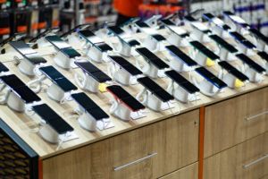 Pasar Smartphone Global 2025: Tantangan Besar Menanti, Siapkah Vendor HP Menghadapinya?