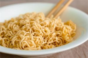 mie instan dikonsumsi masyarakat sebagai makanan utama