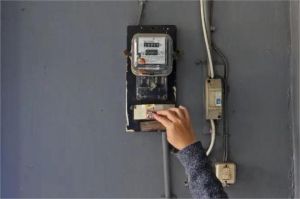 petugas PLN memeriksa meteran listrik rumah tangga 450 VA penerima subsidi listrik gratis
