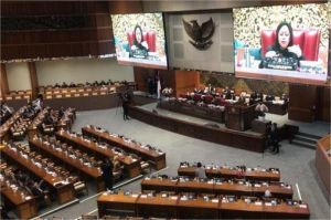 ilustrasi anggota DPR sedang membahas RUU di ruang sidang paripurna