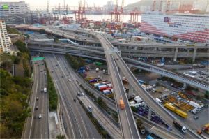 jalan tol baru yang sedang dibangun sebagai bagian dari pengembangan infrastruktur transportasi