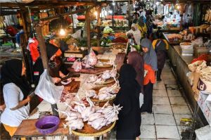 pasar tradisional Indonesia dengan harga pangan melonjak