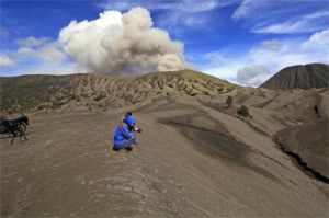 wisatawan di Gunung Bromo dengan sistem reservasi online