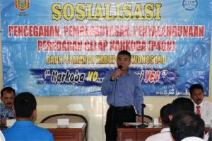 ilustrasi polisi dan guru melakukan edukasi bahaya narkoba di sekolah