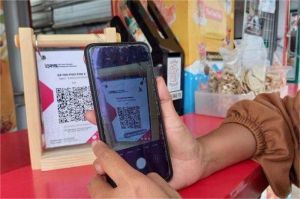 ilustrasi pembayaran digital melalui smartphone di toko UMKM