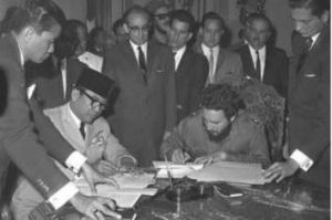 Potret Soekarno sedang menandatangi sebuah kebijakan