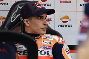 Pebalap Repsol Honda asal Spanyol, Marc Marquez, menunggu di paddock pada hari kedua tes pramusim ke-3 MotoGP 2013 di Sirkuit Losail, Qatar, Sabtu (11/3/2017).(MOTOGP.COM)