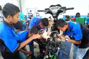 siswa SMK belajar praktik di bengkel sekolah
