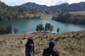 Pendaki memandang panorama Ranukumbolo dari Pos 4 Gunung Semeru, Jawa Timur, Rabu (18/9/2019).