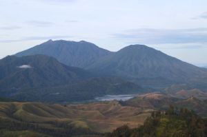 Pemandangan gunung raun dan kawah wurung yang tampak dalam pendakian ke kawah ijen (BAGUS SUPRIADI/KOMPAS.COM)