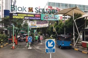 Pintu masuk ke kawasan Blok M di sisi Jalan Melawai Raya, Kebayoran Baru, Jakarta Selatan pada Jumat (5/3/2021) sore.(KOMPAS.com/WAHYU ADITYO PRODJO)