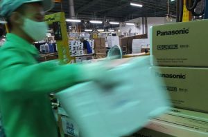 Pekerja mengepak AC di Panasonic Manufacturing Indonesia (PMI) Jakarta Timur, Selasa (16/3/2021).