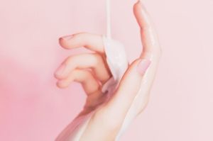 Ilustrasi tangan yang terbakar matahari(Unsplash/Ian Dooley)