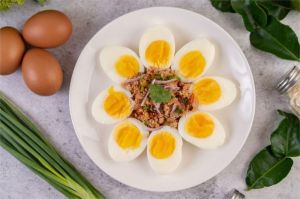 menu sarapan sehat seperti oatmeal, smoothie, dan telur rebus