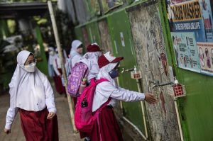 Sejumlah siswa mencuci tangannya seusai mengikuti embelajaran tatap muka di SDN Pondok Labu 14 Pagi, Jakarta Selatan, Senin (30/8/2021).