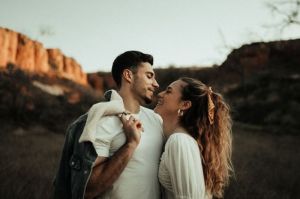 Menyampaikan ucapan selamat ulang tahun dan doa pada pasangan dapat membuat hubungan semakin erat dan romantis. (UNSPLASH/CHARLY PN)