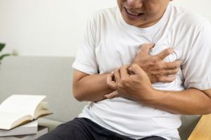 Gejala penyakit jantung. Tanda serangan jantung terkadang disalahpahami sebagai GERD, sehingga disepelekan. Dokter ini menjelaskan perbedaannya.(Shutterstock/CGN089)