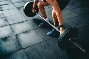Deadlifts termasuk salah satu cara membentuk otot perut yang sangat baik.(PEXELS/VICTOR FREITAS)