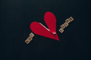 Ilustrasi putus cinta(Olya Kobruseva)