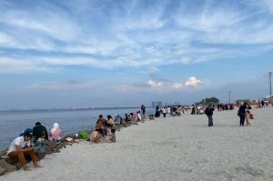 Suasana di Pantai Pasir Putih PIK 2, Rabu (29/6/2022). Pantai Pasir Putih PIK 2 dilewati bus Transjabodetabek Blok M-PIK 2.(KOMPAS.com/Faqihah Muharroroh Itsnaini)