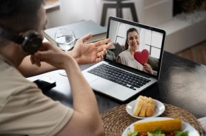 Ilustrasi menonton video orang yang sudah meninggal melalui teknologi AI.(Freepik)