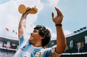 Kapten Argentina, Diego Maradona, mengangkat trofi Piala Dunia usai mengantar timnya memenangi laga final kontra Jerman Barat dengan skor 3-2 di Stadion Azteca, Mexico City, 29 Juni 1986.(AFP/STAFF)