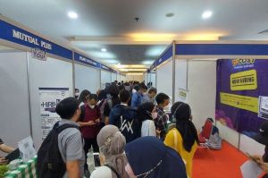 Sekitar 10.000 Pencari Kerja mengantre untuk menghadiri pameran bursa kerja atau job fair di Mall Season City, Jakarta Barat, pada Selasa (2/8/2022).(Kompas.com/MITA AMALIA HAPSARI)