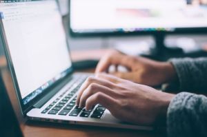 Cara mematikan laptop dengan Shutdown atau Sleep.(UNSPLASH/GLENN CARSTENS-PETERS)