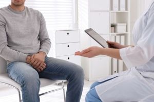 Ilustrasi vaksin HPV pada pria. Dokter menerangkan bahwa vaksin HPV juga diperuntukkan untuk laki-laki. Disarankan untuk vaksinasi HPV sejak usia 9 tahun.(Shutterstock/New Africa)