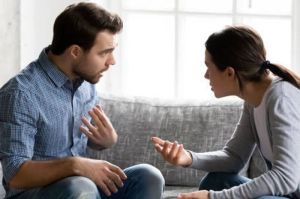 Mengetahui artinya red flag dalam hubungan bisa menjaga kesehatan fisik dan mental Anda.(iStockphoto/fizkes)