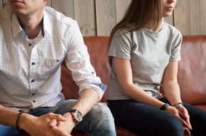 Memahami red flag pasangan adalah salah satu cara keluar dari hubungan toxic.(iStockphoto/fizkes)