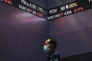 Layar menampilkan pergerakan Indeks Harga Saham Gabungan (IHSG) di Bursa Efek Indonesia, Jakarta.(Antara Foto/Hafidz Mubarak A)