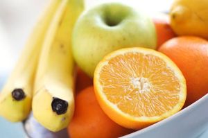 Buah pisang, jeruk, dan apel, adalah beberapa buah-buahan yang direkomendasikan untuk penderita penyakit jantung. (iStockphoto/loooby)