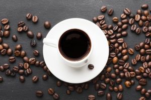 Ilustrasi kopi. Apa kamu suka begadang dengan minum kopi? Kopi memang memberi efek kuat begadang, tetapi ada beberapa hal yang perlu diperhatikan.(freepik)  A