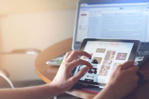 Ilustrasi digitalisasi perusahaan sebagai kunci persaingan bisnis di era digital(Dok. Freepik)