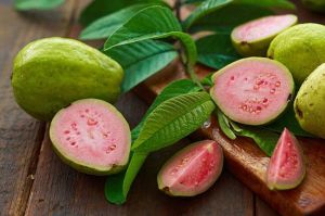 Salah satu manfaat jambu biji merah untuk kesehatan adalah melancarakan proses pencernaan.(iStockPhoto/THEPALMER)