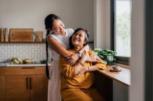 Menghabiskan waktu dengan orang terdekat, seperti keluarga, adalah salah satu cara menjaga kesehatan mental.(iStockPhoto/FreshSplash)