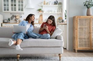 Ilustrasi cara menghargai personal boundaries milik orang lain(iStockphoto/Dima Berlin)