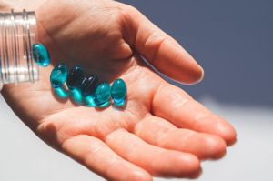Ilustrasi mengonsumsi suplemen vitamin D. Suplemen vitamin D terbukti membantu memperlambat penuaan biologis hingga tiga tahun dengan menjaga panjang telomer.(PEXELS/Castorly )