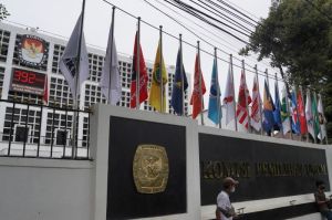 Bendera partai politik dipasang di Kantor Komisi Pemilihan Umum (KPU), Jakarta, Selasa (17/1/2023). KOMPAS/AGUS SUSANTO (AGS) 17-1-2023(AGUS SUSANTO)