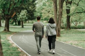orang berjalan pagi di taman
