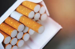 WHO menyerukan pemerintah Indonesia untuk segera menerapkan aturan standar kemasan polos pada rokok konvensional maupun elektrik.(SHUTTERSTOCK/RISTOFORESCAN)