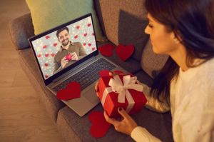 Ilustrasi pasangan long distance relationship (LDR).(SHUTTERSTOCK/STUDIO ROMANTIC)