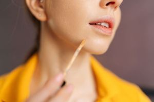 Ilustrasi concealer sebagai penutup jerawat.(Dok. Shutterstock/Dikushin Dmitry)