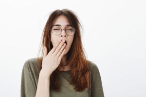 Ilustrasi apa yang harus dilakukan jika mengantuk terus?(Shutterstock/Cookie Studio)