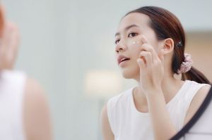 Ilustrasi memilih skincare.(SHUTTERSTOCK/RONNACHAI PALAS)