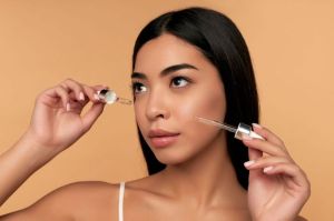 Ilustrasi seorang perempuan memakai retinol dengan bahan aktif lain secara bersamaan (layering).(Shutterstock/ORION PRODUCTION)