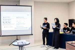 siswa SMP dan SMA belajar keuangan digital dengan tablet di ruang kelas modern