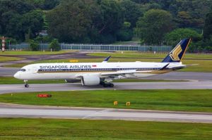 Ilustrasi pesawat Airbus A350-900 yang dioperasikan oleh maskapai penerbangan Singapore Airlines. (SHUTTERSTOCK/MARKUS MAINKA)